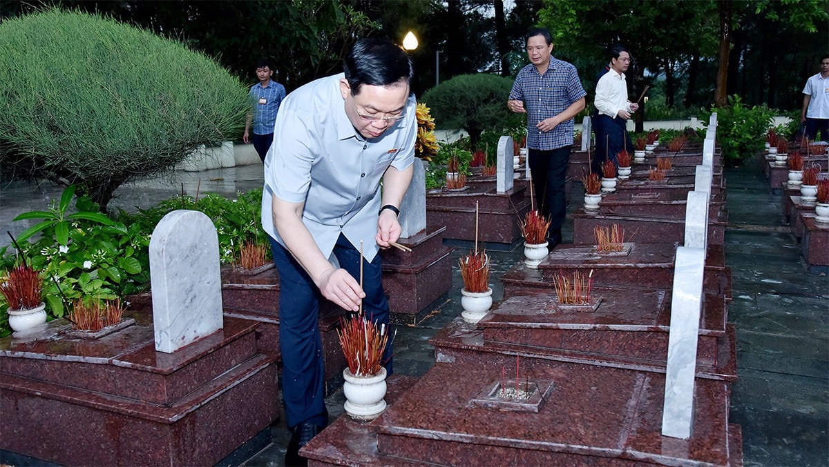 Chủ tịch Quốc hội Vương Đình Huệ dâng hương tưởng nhớ các anh hùng liệt sĩ tại tỉnh Quảng Trị -1