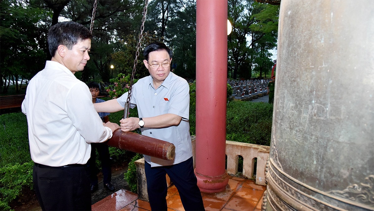 Chủ tịch Quốc hội Vương Đình Huệ dâng hương tưởng nhớ các anh hùng liệt sĩ tại tỉnh Quảng Trị -0