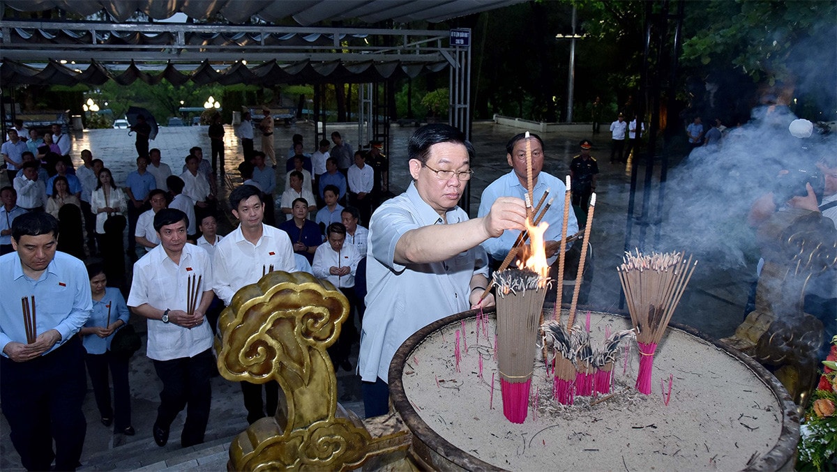 Chủ tịch Quốc hội Vương Đình Huệ dâng hương tưởng nhớ các anh hùng liệt sĩ tại tỉnh Quảng Trị -2