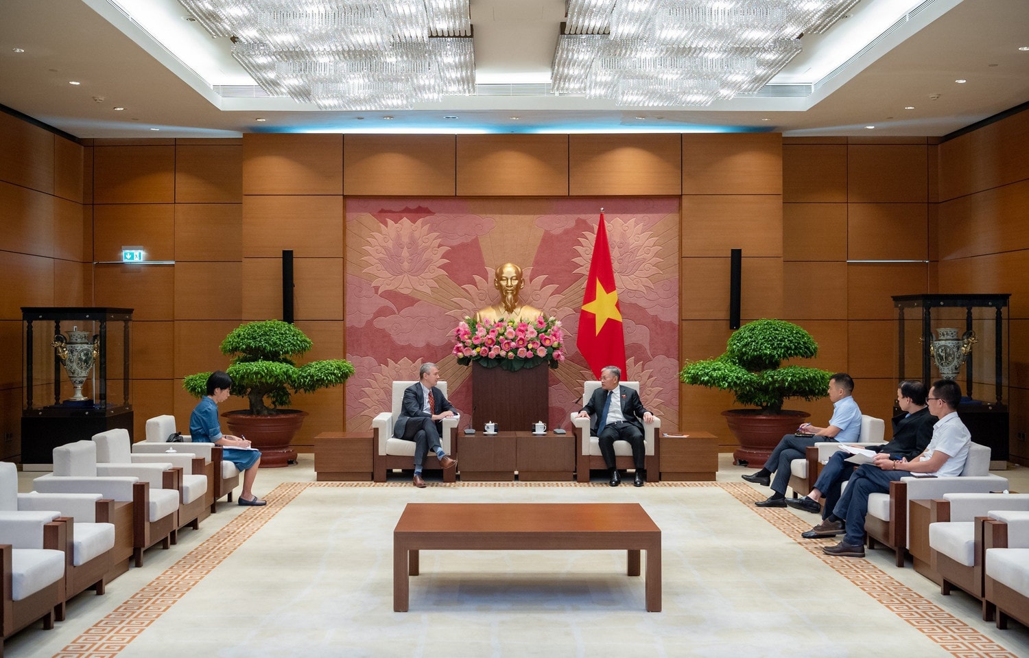 Phó Chủ nhiệm Ủy ban Đối ngoại Đôn Tuấn Phong tiếp Đại sứ Bỉ ảnh 4