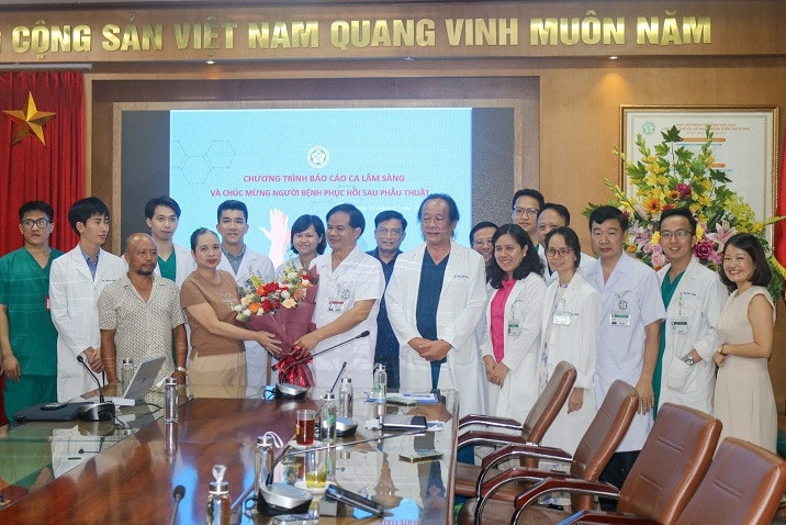 Bệnh viện Bạch Mai nối ghép thành công trường hợp đứt rời mảnh da dầu -0