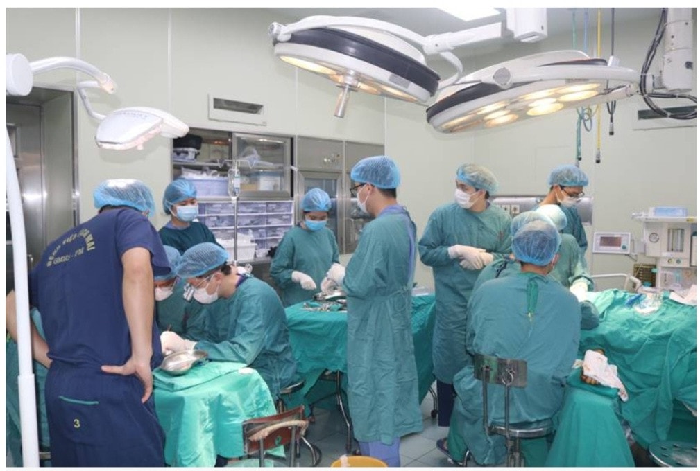 Bệnh viện Bạch Mai nối ghép thành công trường hợp đứt rời mảnh da dầu -0