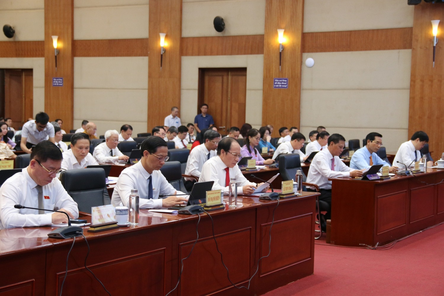 Các vị đại biểu tham dự kỳ họp HĐND thành phố Hải Phòng Khóa XVI khai mạc Kỳ họp thường lệ giữa năm -0