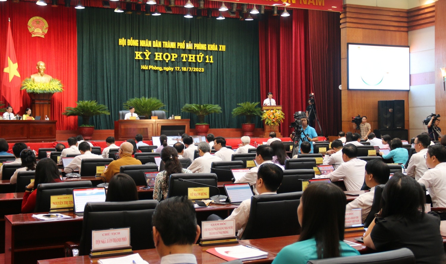 Kỳ họp thứ 11 diễn ra trong thời điểm toàn thành phố đang khẩn trương tổ chức sơ kết giữa nhiệm kỳ thực hiện Nghị quyết Đại hội Đảng bộ thành phố lần thứ XVI HĐND thành phố Hải Phòng Khóa XVI khai mạc Kỳ họp thường lệ giữa năm -0