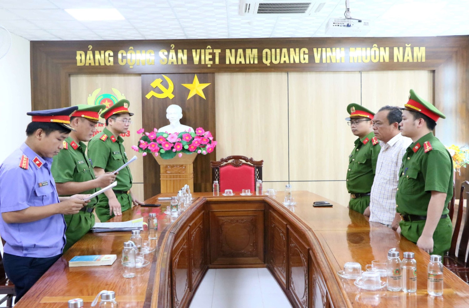 Hà Văn Quyền tại cơ quan điều tra. Ảnh: Công an Hà Tĩnh Bắt giám đốc và kế toán doanh nghiệp về tội trốn thuế -0