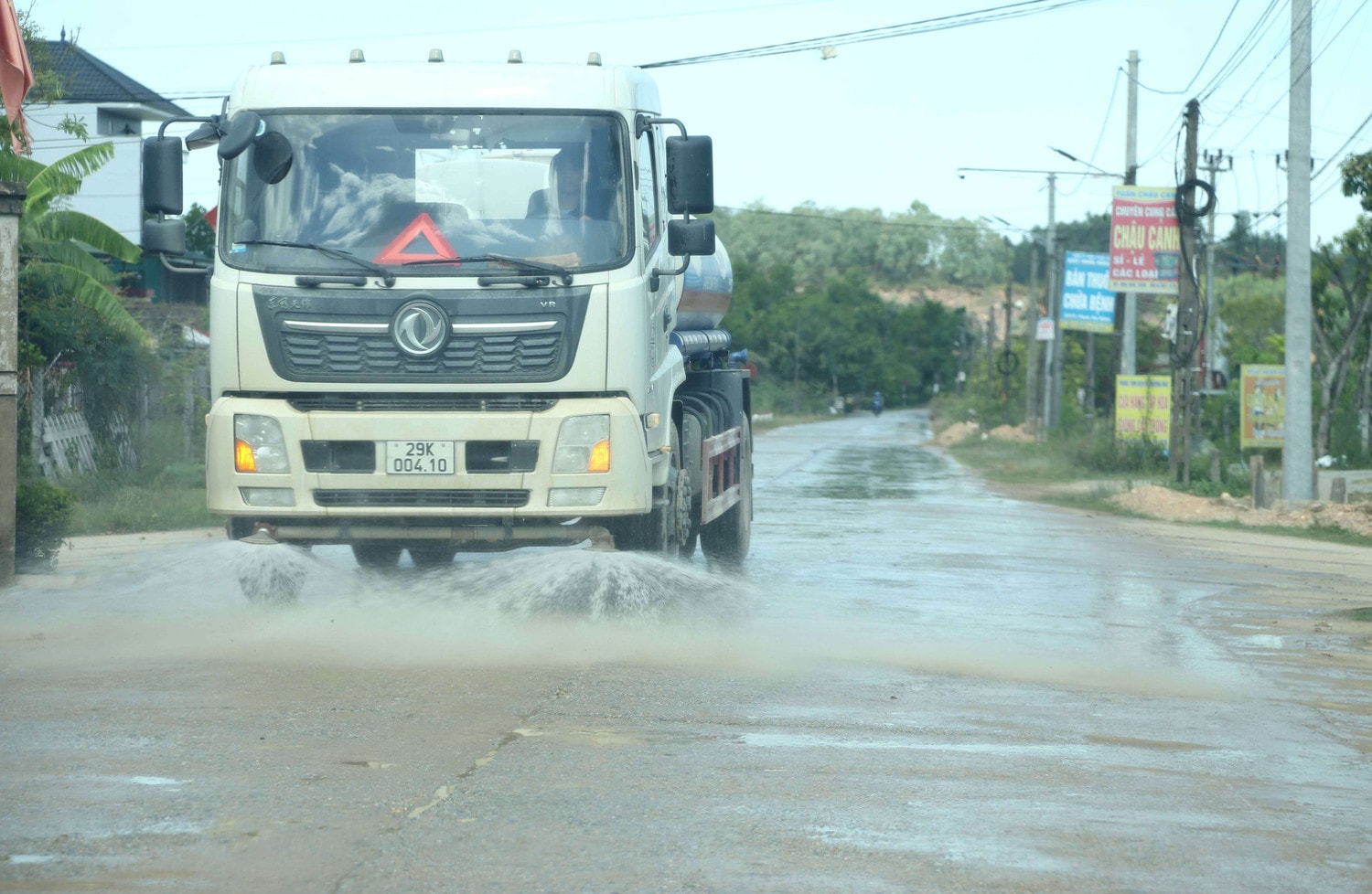 Đơn vị thi công cao tốc tưới nước để hạn chế bụi. Ảnh: Xuân Sinh Giám đốc Công an tỉnh chỉ đạo vụ dàn xe khủng náo động đường quê -0