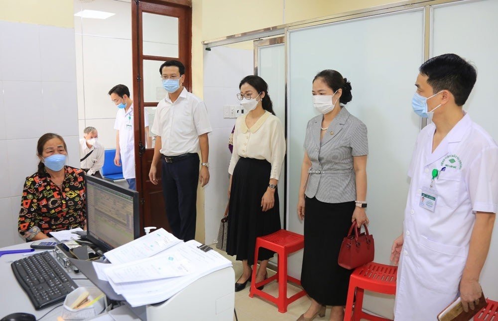Đoàn giám sát về việc triển khai thực hiện các quy định của pháp luật về khám bệnh, chữa bệnh làm việc tại Bệnh viện Mắt Hải Phòng - ảnh: H.P