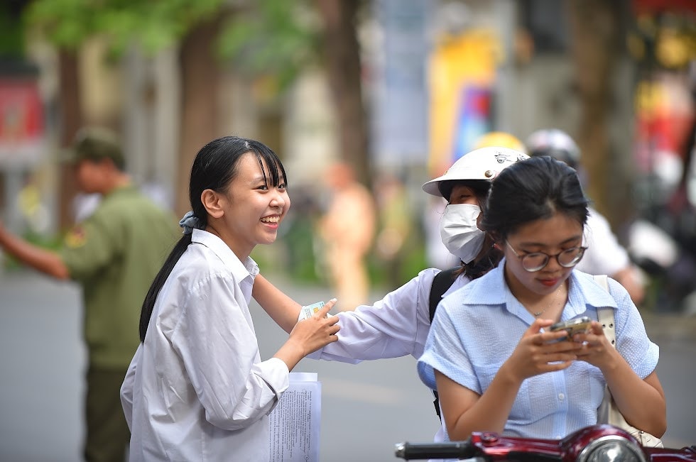 Thí sinh vui mừng khi biết điểm thi tốt nghiệp THPT 2023 (Ảnh: Trần Hiệp) Những khoảnh khắc hạnh phúc sau mùa thi tốt nghiệpNhững khoảnh khắc hạnh phúc sau mùa thi tốt nghiệp