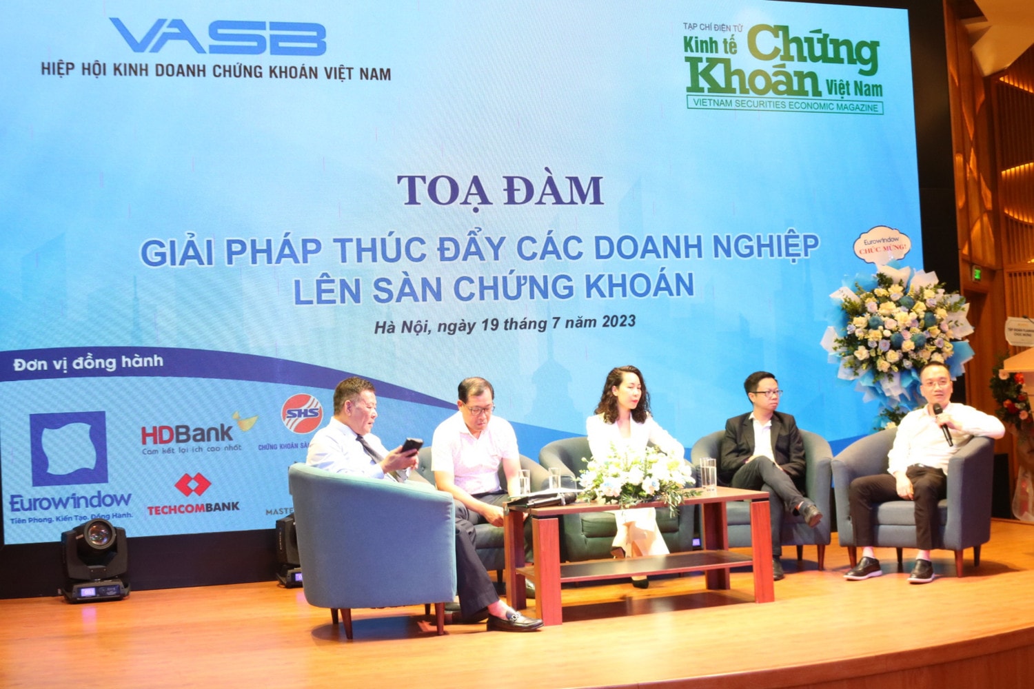 Các chuyên gia, khách mời tham dự phần tọa đàm Chính sách tạo dư địa cho sàn chứng khoán phát triển bền vững -0