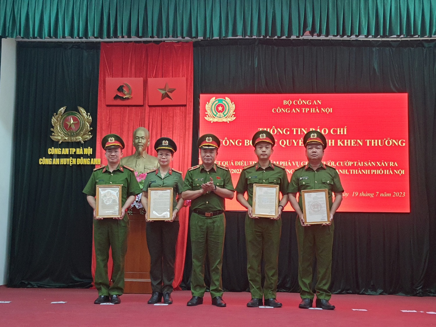 Bộ trưởng Công an khen thưởng Công an Hà Nội vì truy bắt nhanh tội phạm nguy hiểm -0