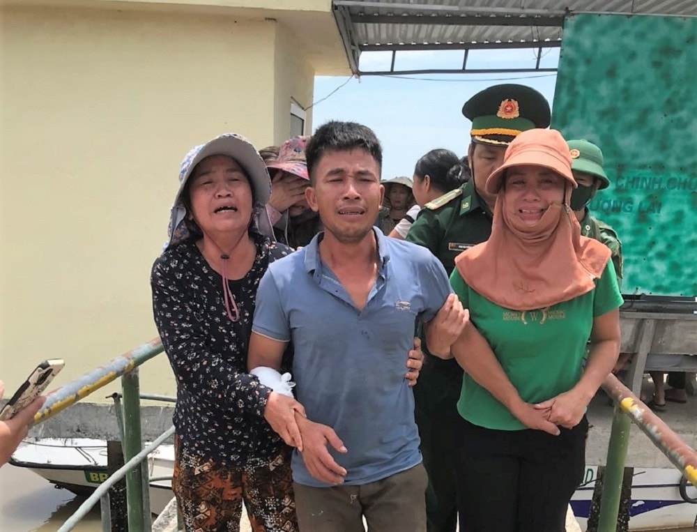 Chìm tàu trên biển, 4 ngư dân may mắn được cứu kịp thời -0