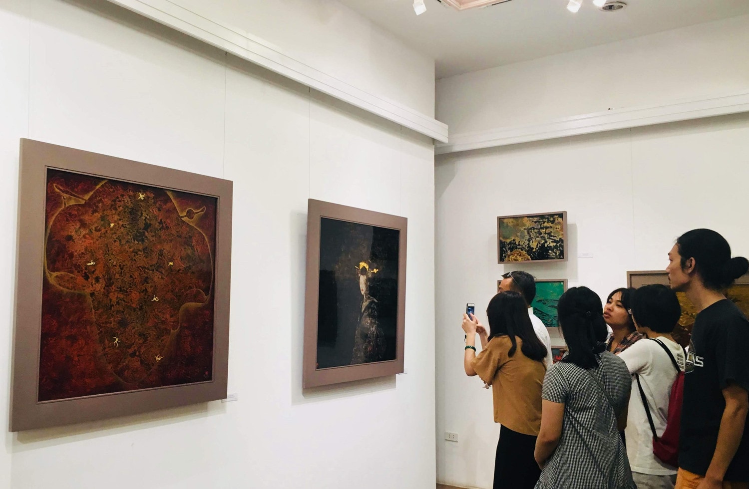Thông qua triển lãm, Ban tổ chức muốn đặt ra vấn đề về sự tiếp diễn của nghệ thuật sơn mài hiện nay Dạo bước qua vùng đất của sơn mài -0