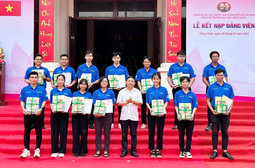 24 chiến sĩ Mùa hè xanh tại Đồng Tháp được kết nạp Đảng