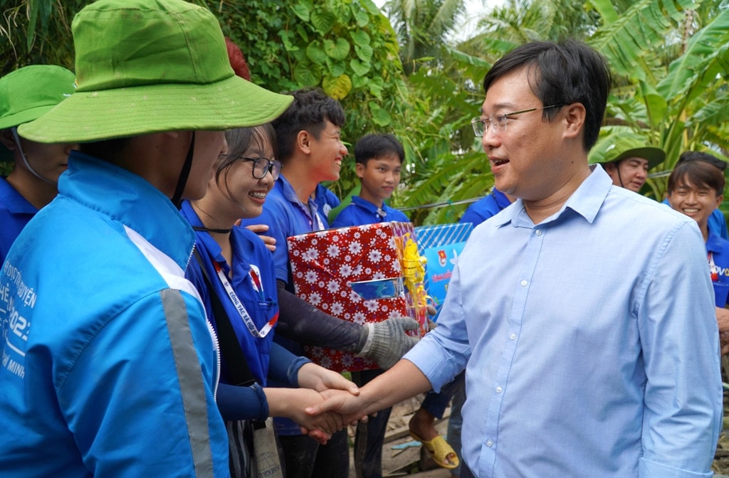Ủy viên Trung ương Đảng, Bí thư Tỉnh ủy Đồng Tháp Lê Quốc Phong thăm và tặng quà cho các chiến sĩ Mùa hè xanh tại huyện Thanh Bình, tỉnh Đồng Tháp 24 chiến sĩ Mùa hè xanh tại Đồng Tháp được kết nạp Đảng