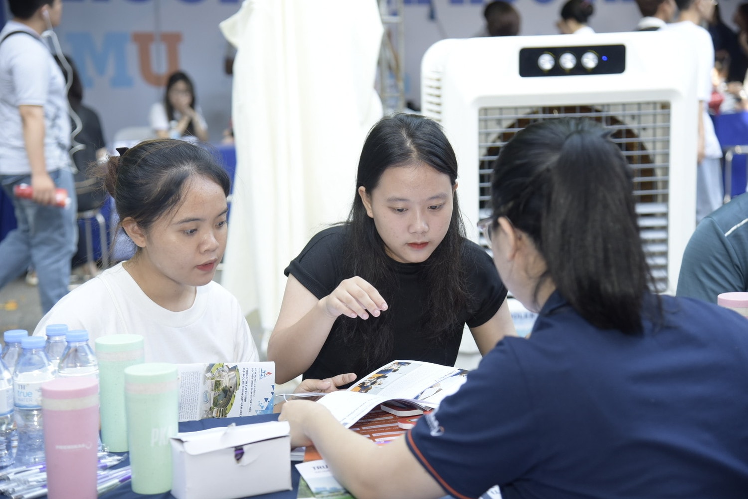 Trường ĐH Phenikaa giải đáp cho hàng trăm thí sinh tại Ngày hội xét tuyển nguyện vọng đại học, cao đẳng 2023 ảnh 6 Trường ĐH Phenikaa tham gia Ngày hội xét tuyển nguyện vọng đại học, cao đẳng 2023 -0