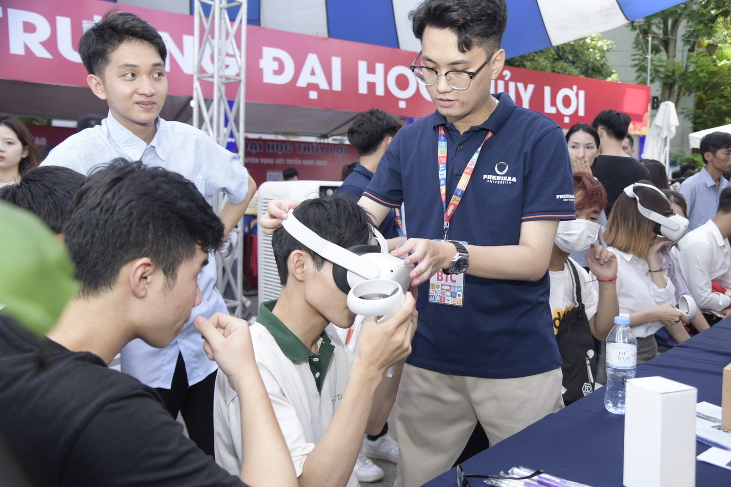 Trường ĐH Phenikaa giải đáp cho hàng trăm thí sinh tại Ngày hội xét tuyển nguyện vọng đại học, cao đẳng 2023 ảnh 3 Trường ĐH Phenikaa tham gia Ngày hội xét tuyển nguyện vọng đại học, cao đẳng 2023 -0