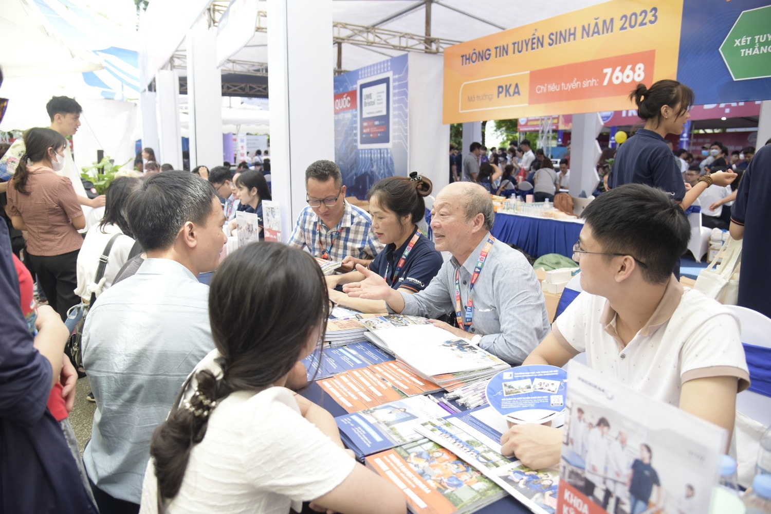 Trường ĐH Phenikaa tham gia Ngày hội xét tuyển nguyện vọng đại học, cao đẳng 2023 -1