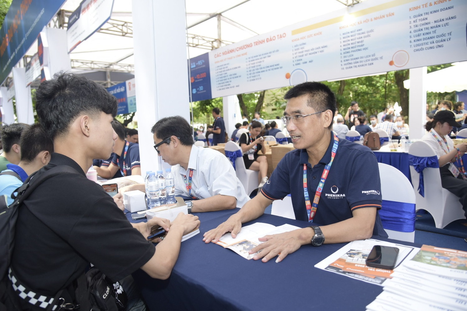 Gần 100 cán bộ, giảng viên Trường ĐH Phenikaa tham gia tư vấn và giải đáp thắc mắc cho thí sinh Trường ĐH Phenikaa tham gia Ngày hội xét tuyển nguyện vọng đại học, cao đẳng 2023 -0