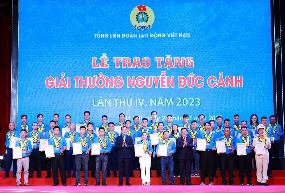 Giám đốc Học viện Chính trị Quốc gia Hồ Chí Minh, Chủ tịch Hội đồng Lý luận Trung ương Nguyễn Xuân Thắng và Chủ tịch Tổng Liên đoàn Lao động Việt Nam Nguyễn Đình Khang trao giải thưởng cho các cá nhân đạt giải Khai mạc Lễ trao tặng