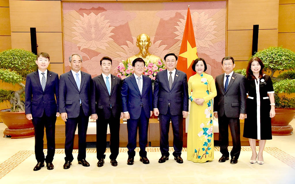 Chủ tịch Quốc hội Vương Đình Huệ, nguyên Chủ tịch Quốc hội Hàn Quốc Park Byeong Seug và các đại biểu dự buổi tiếp. Ảnh: Lâm Hiển Chủ tịch Quốc hội Vương Đình Huệ tiếp nguyên Chủ tịch Quốc hội Hàn Quốc Park Byeong Seug -0