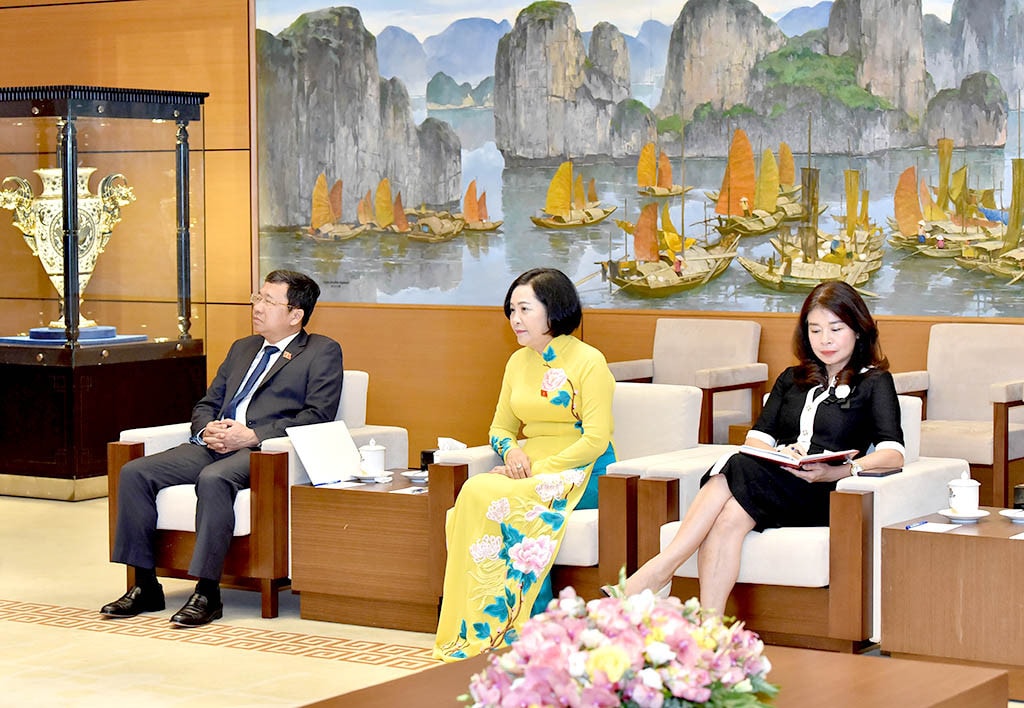 Các đại biểu tại buổi tiếp. Ảnh: Lâm Hiển Chủ tịch Quốc hội Vương Đình Huệ tiếp nguyên Chủ tịch Quốc hội Hàn Quốc Park Byeong Seug -0