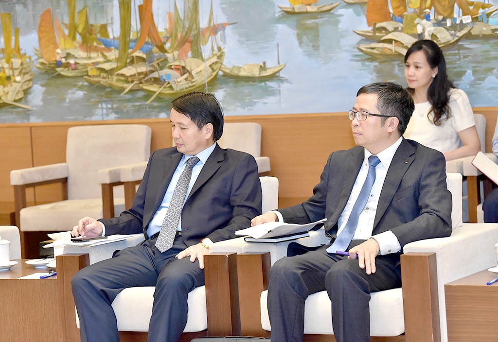 Các đại biểu tại buổi tiếp. Ảnh: Lâm Hiển Chủ tịch Quốc hội Vương Đình Huệ tiếp nguyên Chủ tịch Quốc hội Hàn Quốc Park Byeong Seug -0
