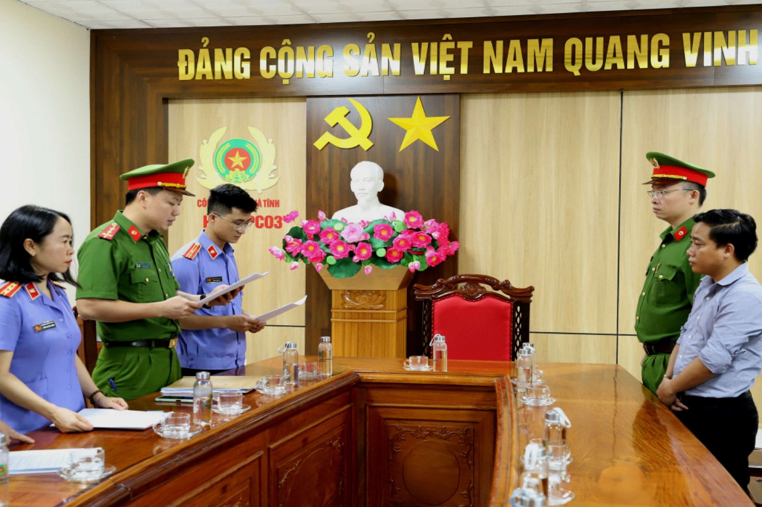 Bắt hai cựu kế toán trưởng ở Hà Tĩnh vì lạm quyền -0