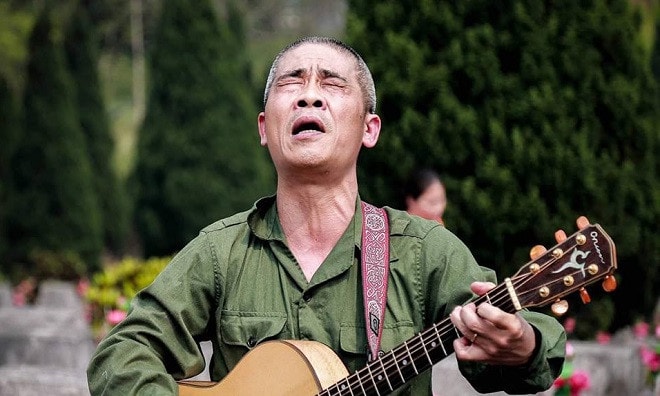 Nhạc sĩ Trương Quý Hải hát “Lũy đá bất tử” trước đồng đội Vị Xuyên. Ảnh: chungta.vn