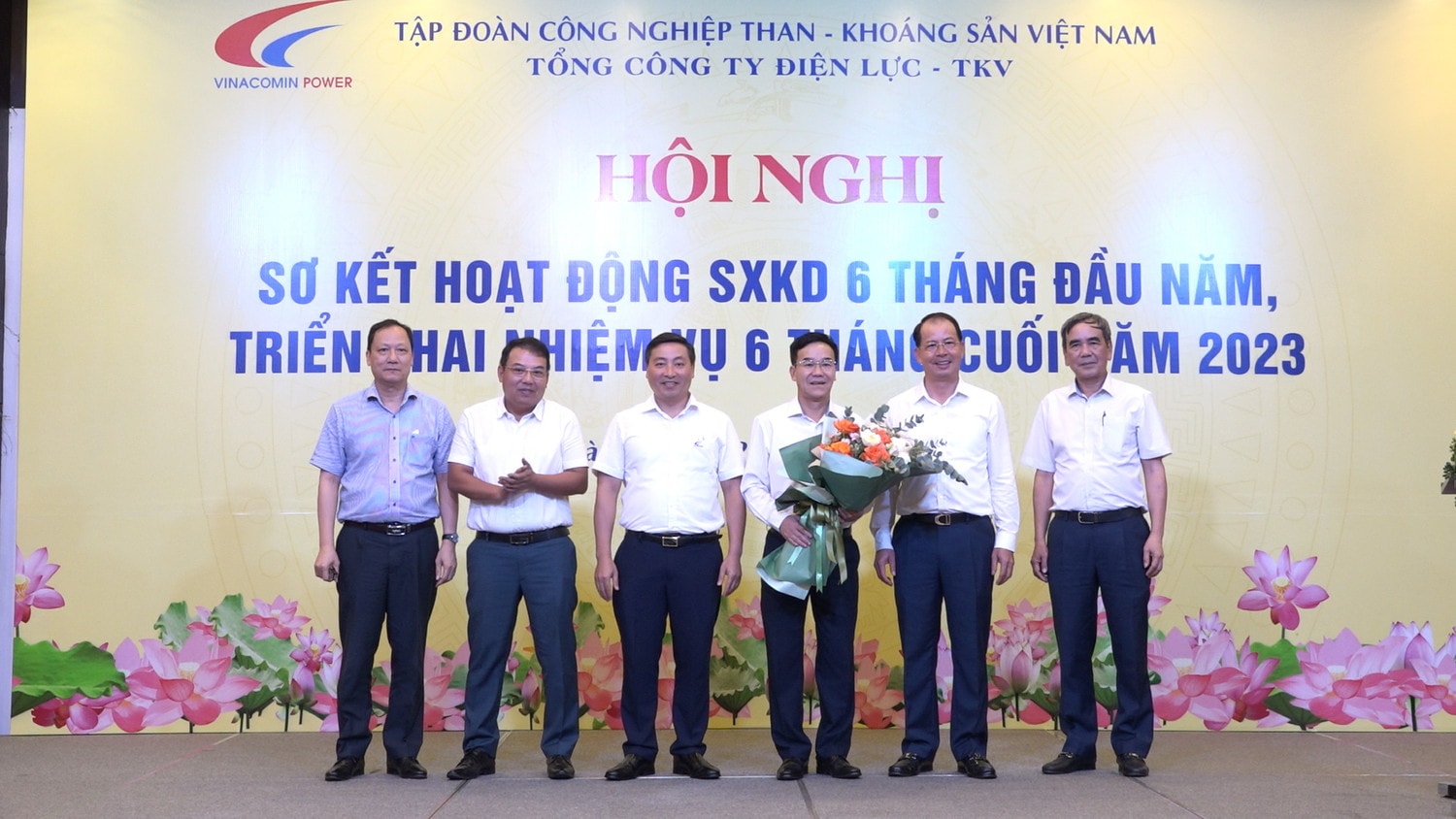 Tổng Công ty Điện lực TKV phấn đấu 6 tháng cuối năm sản xuất 5 tỷ Kwh điện -0