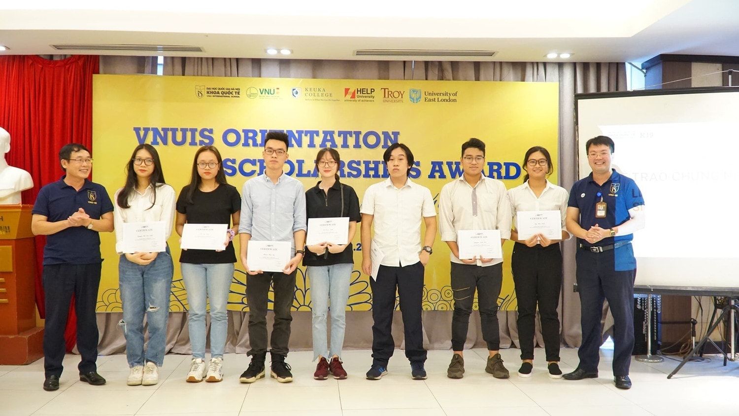 Trường Quốc tế trao 10 suất học bổng 'Chân trời mới' cho sinh viên khó khăn -0