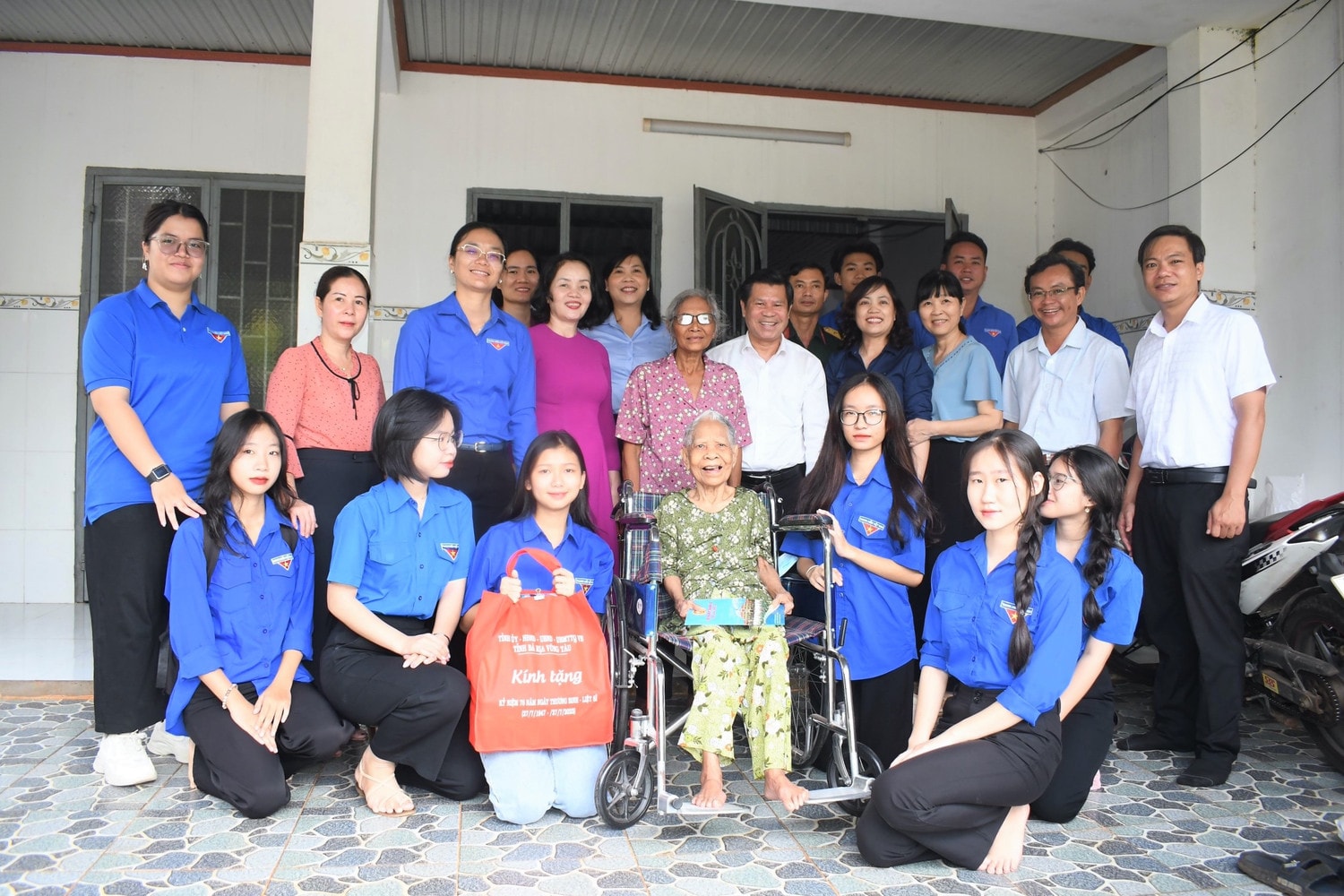 Lãnh đạo Tỉnh ủy cùng các đoàn viên thanh niên tới thăm, tặng quà Mẹ VNAH Dương Thị Đành. (Ảnh: Báo Bà Rịa - Vũng Tàu)