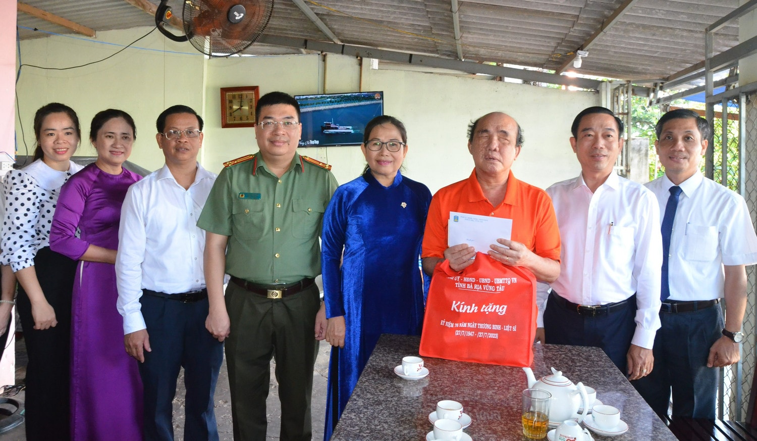 Phó Bí thư Thường trực Tỉnh ủy, Trưởng Đoàn ĐBQH tỉnh Nguyễn Thị Yến thăm hỏi, tặng quà thương binh Trần Minh Quốc. (Ảnh: Báo Bà Rịa - Vũng Tàu)