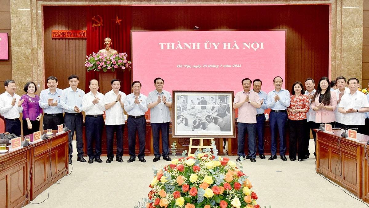 Chủ tịch Quốc hội Vương Đình Huệ: Phân quyền mạnh mẽ, nâng cao tính tự chủ, tự chịu trách nhiệm của chính quyền Thủ đô -6