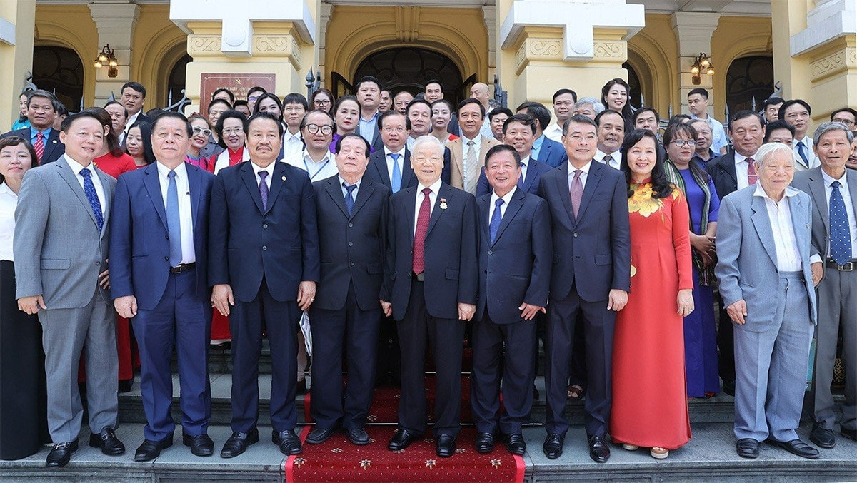 ĐỘI NGŨ VĂN NGHỆ SỸ NƯỚC NHÀ CẦN TIẾP TỤC PHÁT HUY TRUYỀN THỐNG VẺ VANG, ĐẨY MẠNH ĐỔI MỚI SÁNG TẠO, ĐÁP ỨNG TỐT HƠN NỮA YÊU CẦU CỦA SỰ NGHIỆP CHẤN HƯNG VĂN HOÁ, XÂY DỰNG CON NGƯỜI VIỆT NAM TRONG THỜI KỲ MỚI -3