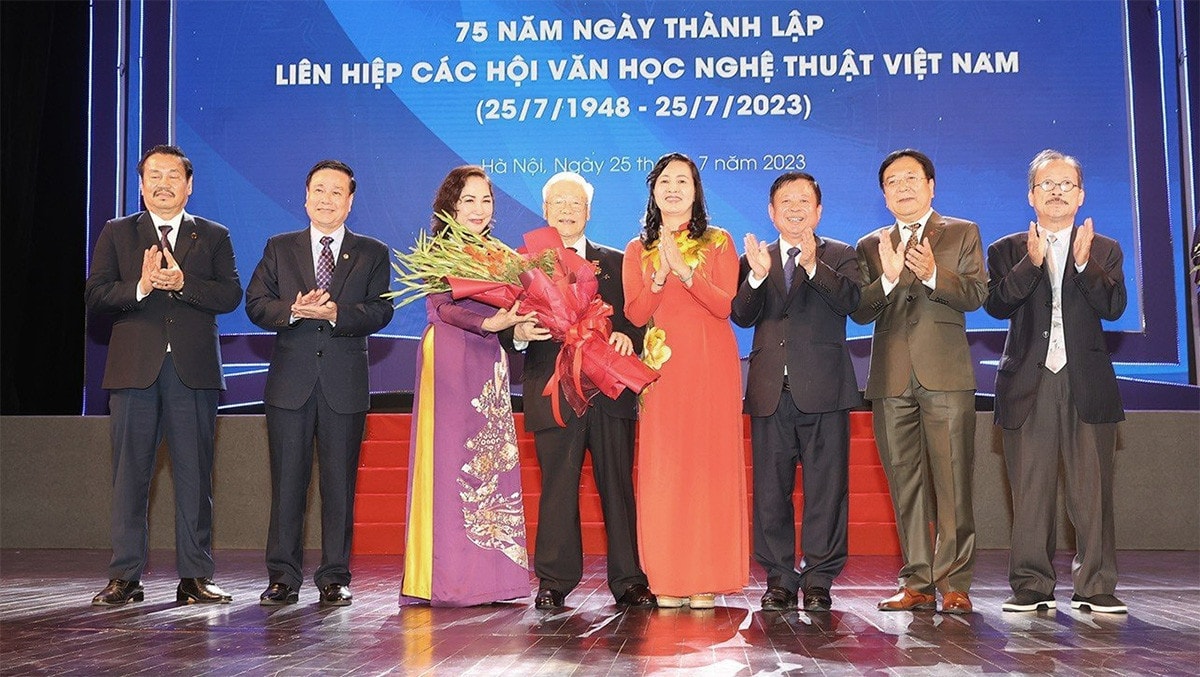 ĐỘI NGŨ VĂN NGHỆ SỸ NƯỚC NHÀ CẦN TIẾP TỤC PHÁT HUY TRUYỀN THỐNG VẺ VANG, ĐẨY MẠNH ĐỔI MỚI SÁNG TẠO, ĐÁP ỨNG TỐT HƠN NỮA YÊU CẦU CỦA SỰ NGHIỆP CHẤN HƯNG VĂN HOÁ, XÂY DỰNG CON NGƯỜI VIỆT NAM TRONG THỜI KỲ MỚI -2