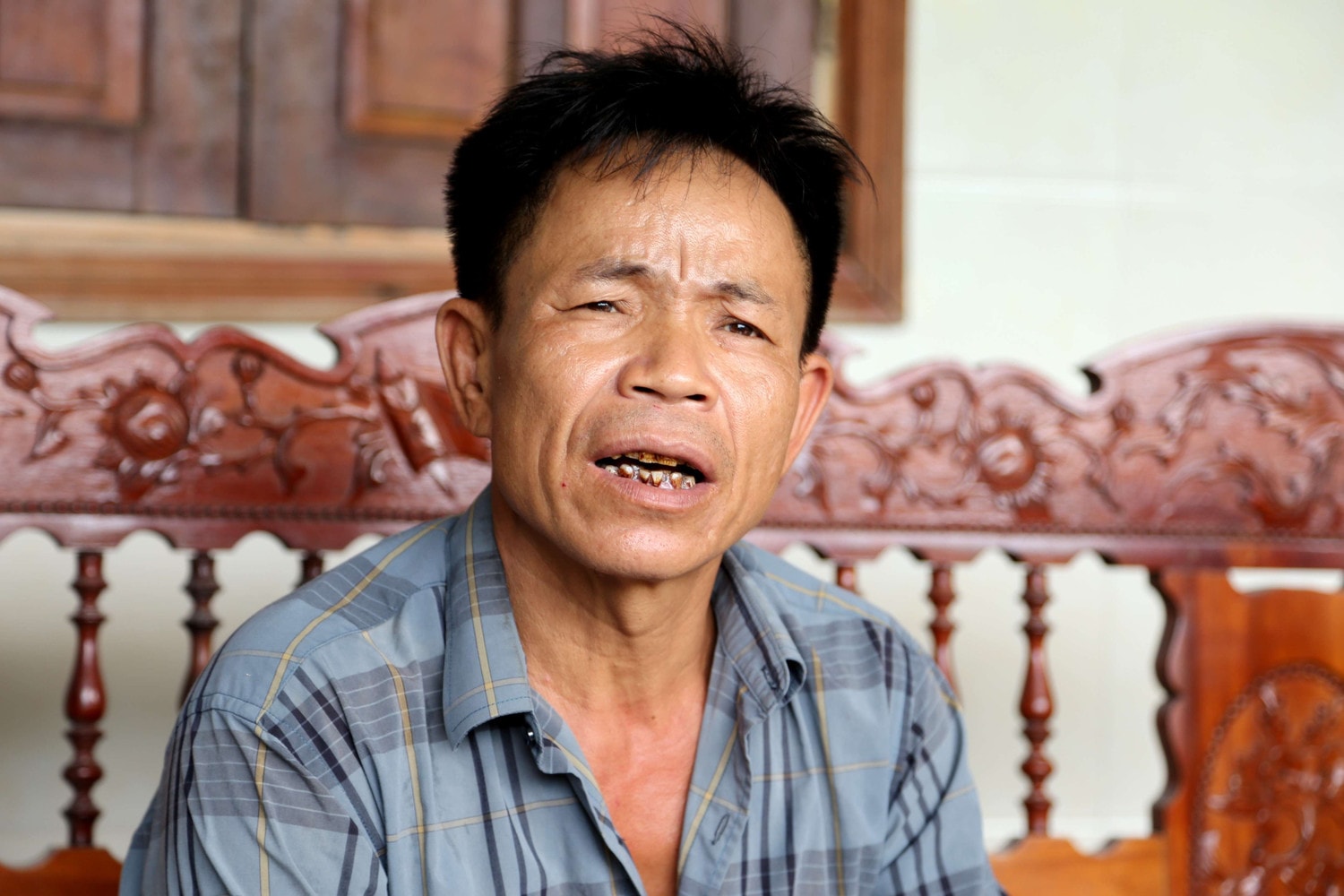 Ông Lê Hữu Tân trao đổi sự việc với phóng viên. Ảnh: Xuân Sinh 6 năm không thi hành được bản án, người dân tiếp tục cầu cứu -0