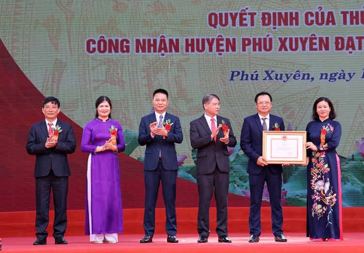(Ảnh bài chính) Huyện Phú Xuyên được Thủ tướng Chính phủ trao quyết định huyện nông thôn mới