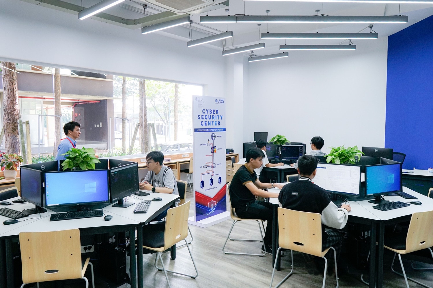 Thí sinh 27,1 điểm thi THPT 2023 quyết tâm trở thành tân sinh viên tại EIU ảnh 3