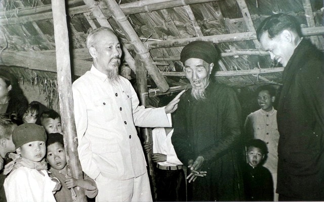 Chủ tịch Hồ Chí Minh thăm gia đình có công với cách mạng ở thôn Phú Gia, Phú Thượng, Hà Nội năm 1955 - Nguồn: TTXVN