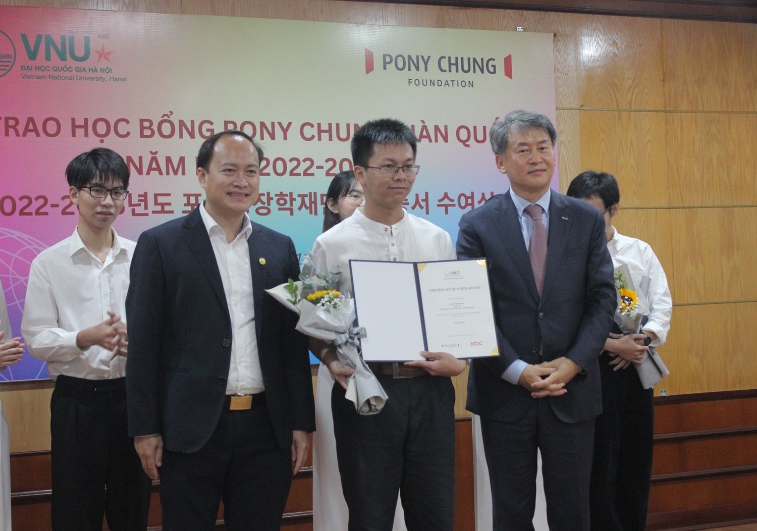 Từ cử nhân Toán “rẽ hướng” sang Triết học, chàng trai 28 tuổi trở thành thủ khoa trường Nhân văn -0
