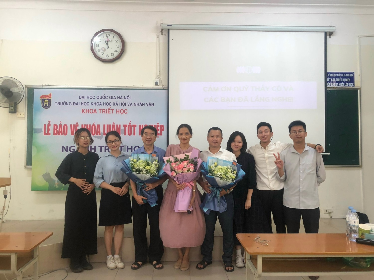 Dương cùng thầy cô và các bạn trong lễ bảo vệ khoá luận tốt nghiệp Từ cử nhân Toán “rẽ hướng” sang Triết học, chàng trai 28 tuổi trở thành thủ khoa trường Nhân văn -0