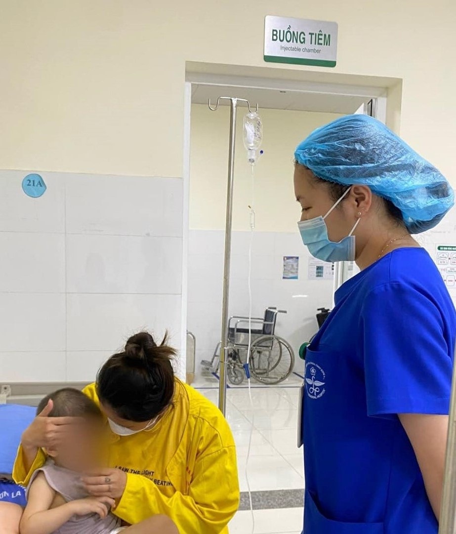 Cắn vỡ nhiệt kế khi đo thân nhiệt, bé 3 tuổi bị ngộ độc thuỷ ngân -0