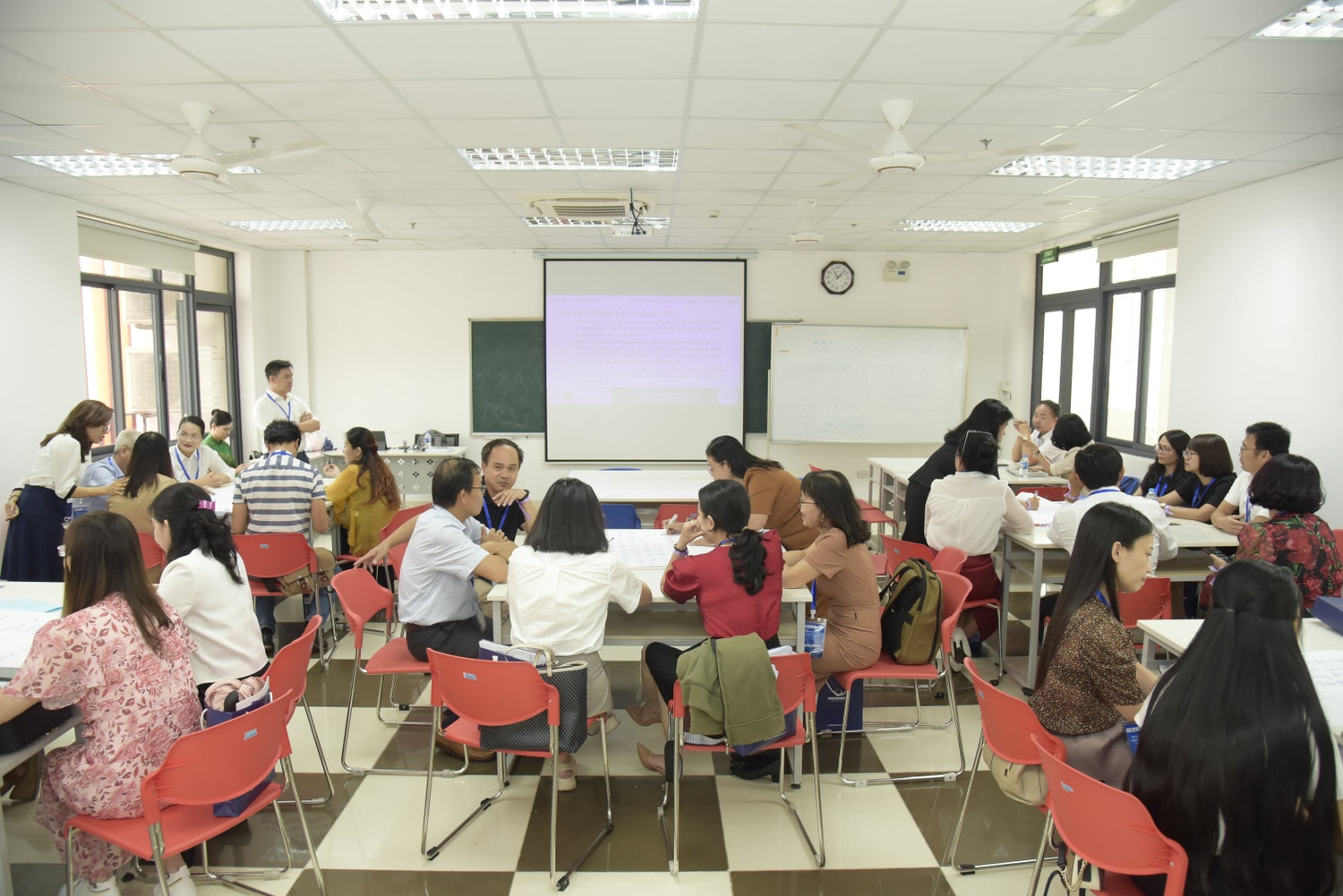 Các đại biểu tham gia thảo luận tại Hội thảo Nhiều khó khăn trong giảng dạy tiếng Anh tại các khu vực vùng sâu, vùng xa -0