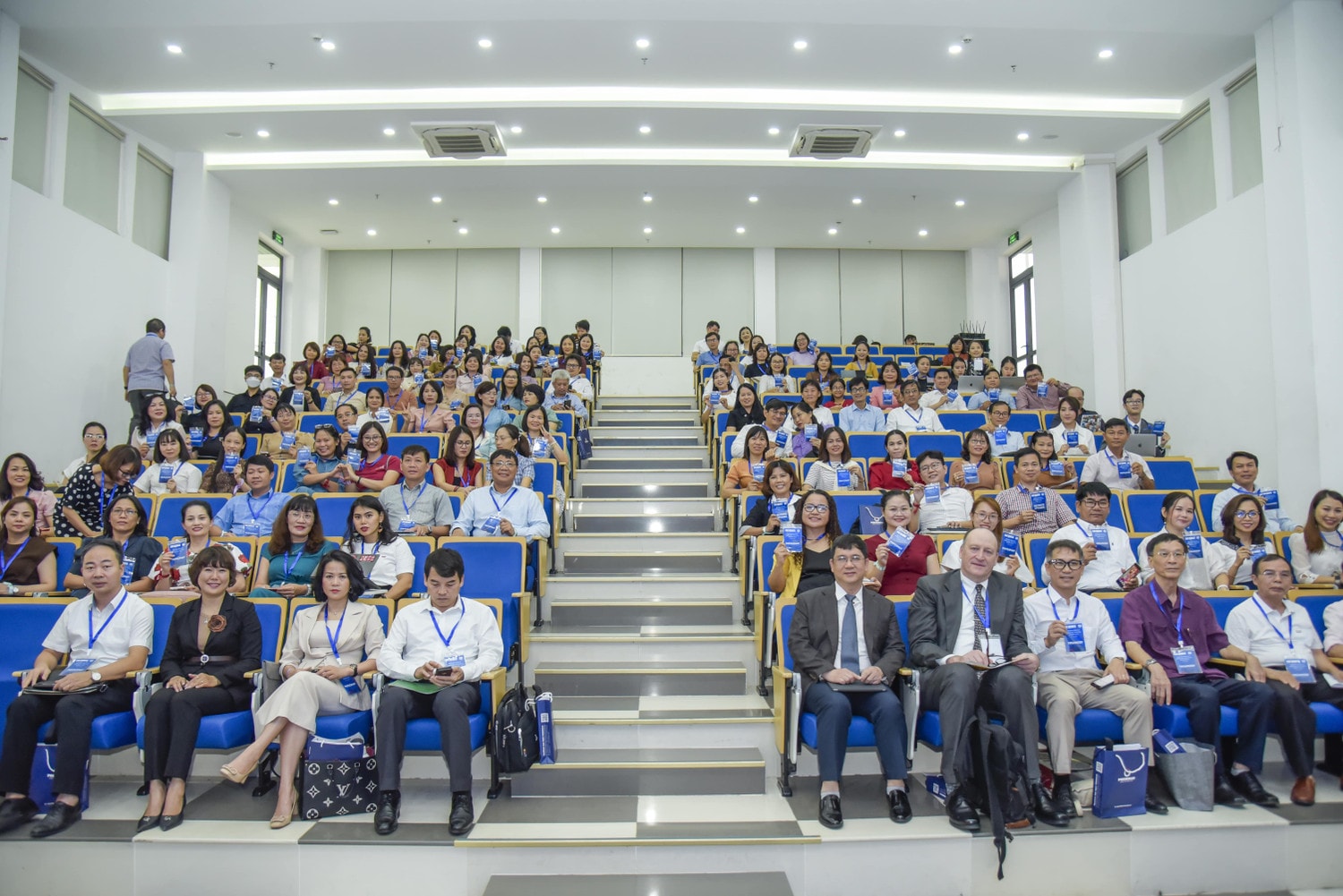 Các đại biểu tham dự Hội thảo Nhiều khó khăn trong giảng dạy tiếng Anh tại các khu vực vùng sâu, vùng xa -0
