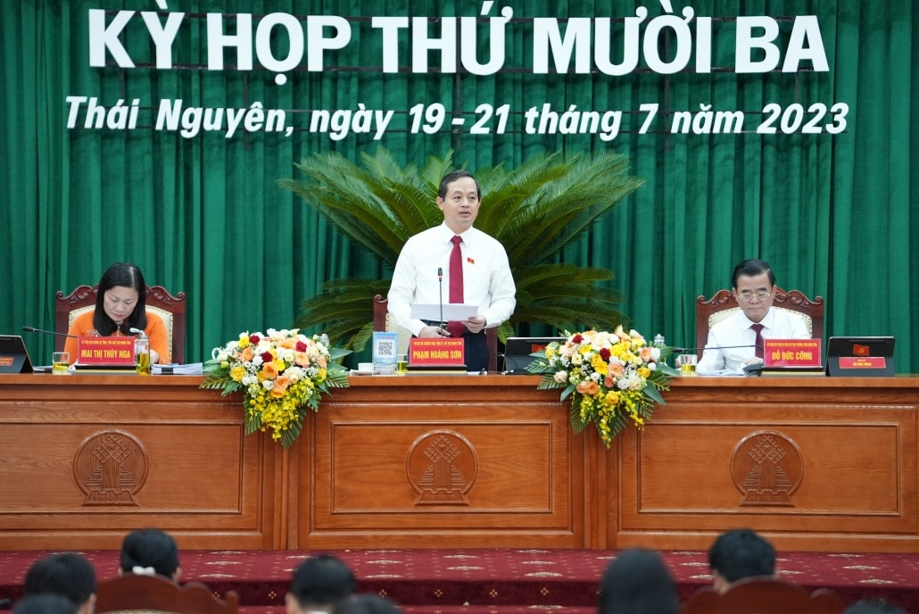 Phó Bí thư Thường trực Tỉnh ủy, Chủ tịch HĐND tỉnh Phạm Hoàng Sơn phát biểu ý kiến tại phiên chất vấn và trả lời chất vấn