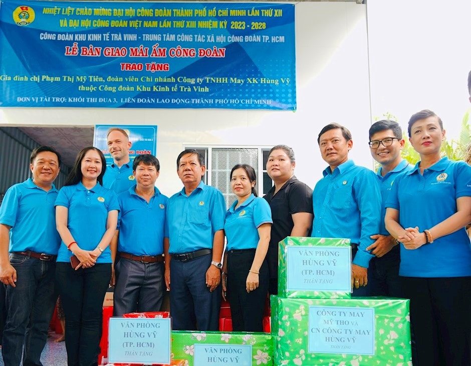 Liên đoàn Lao động TP. Hồ Chí Minh trao “Mái ấm Công đoàn” cho công nhân khó khăn. (INT)