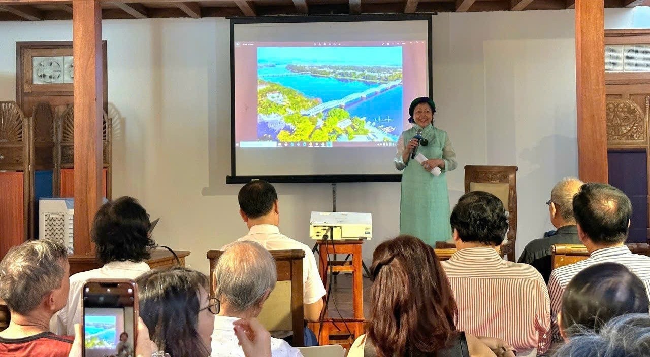 Hội thảo do GS. TS. Thái Kim Lan chủ trì tổ chức, thu hút sự tham gia của nhiều nhà nghiên cứu văn hóa, kiến trúc sư Văn hóa và kiến trúc nhìn từ di sản Huế -0