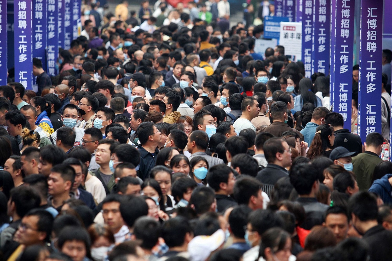 Một hội chợ việc làm ở Bắc Kinh hồi tháng 3.2023. Ảnh: CNN