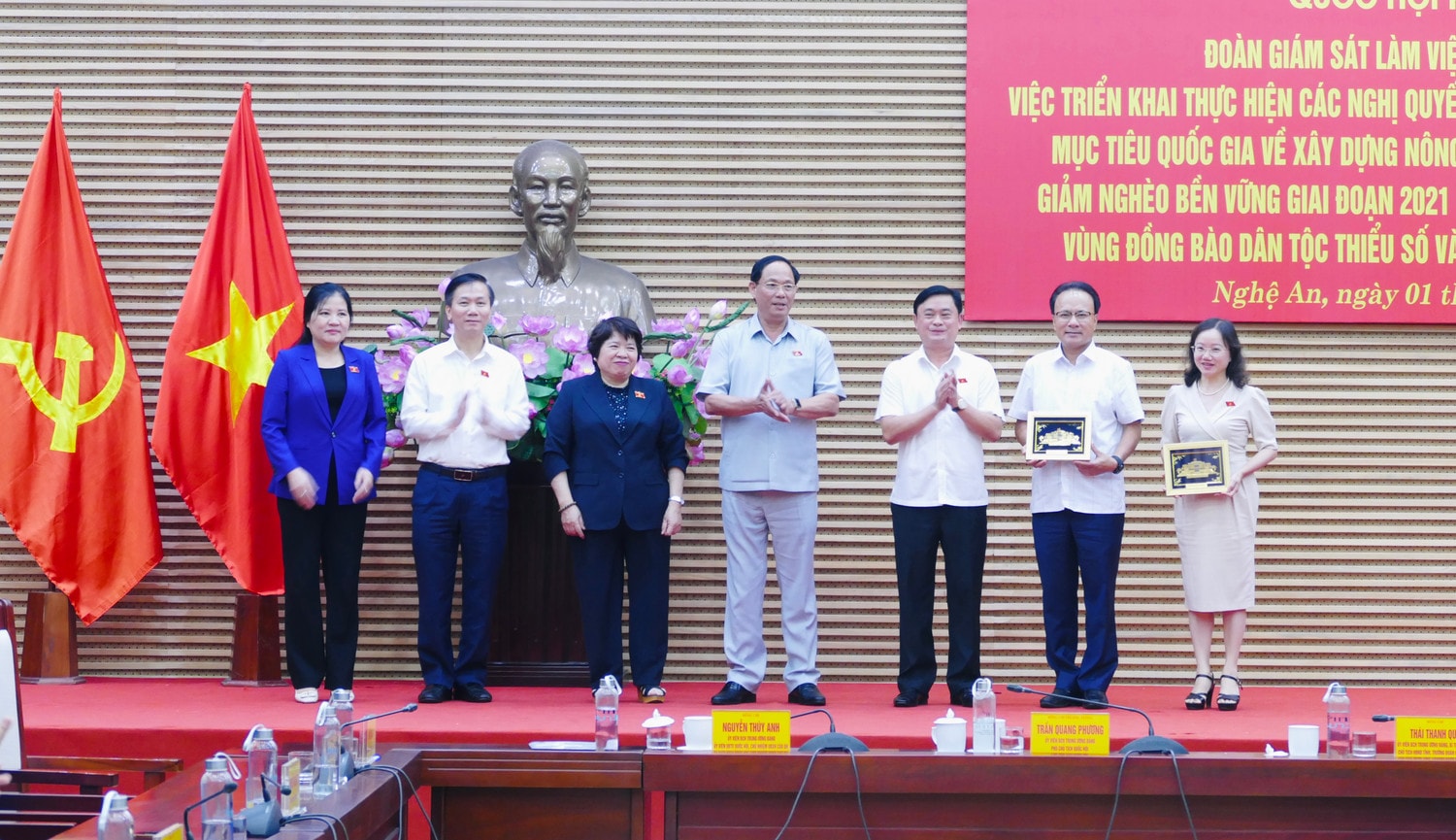 Phó Chủ tịch Quốc hội, Thượng tướng Trần Quang Phương tặng quà Đoàn ĐBQH và HĐND tỉnh Nghệ An - Ảnh H. Ngọc