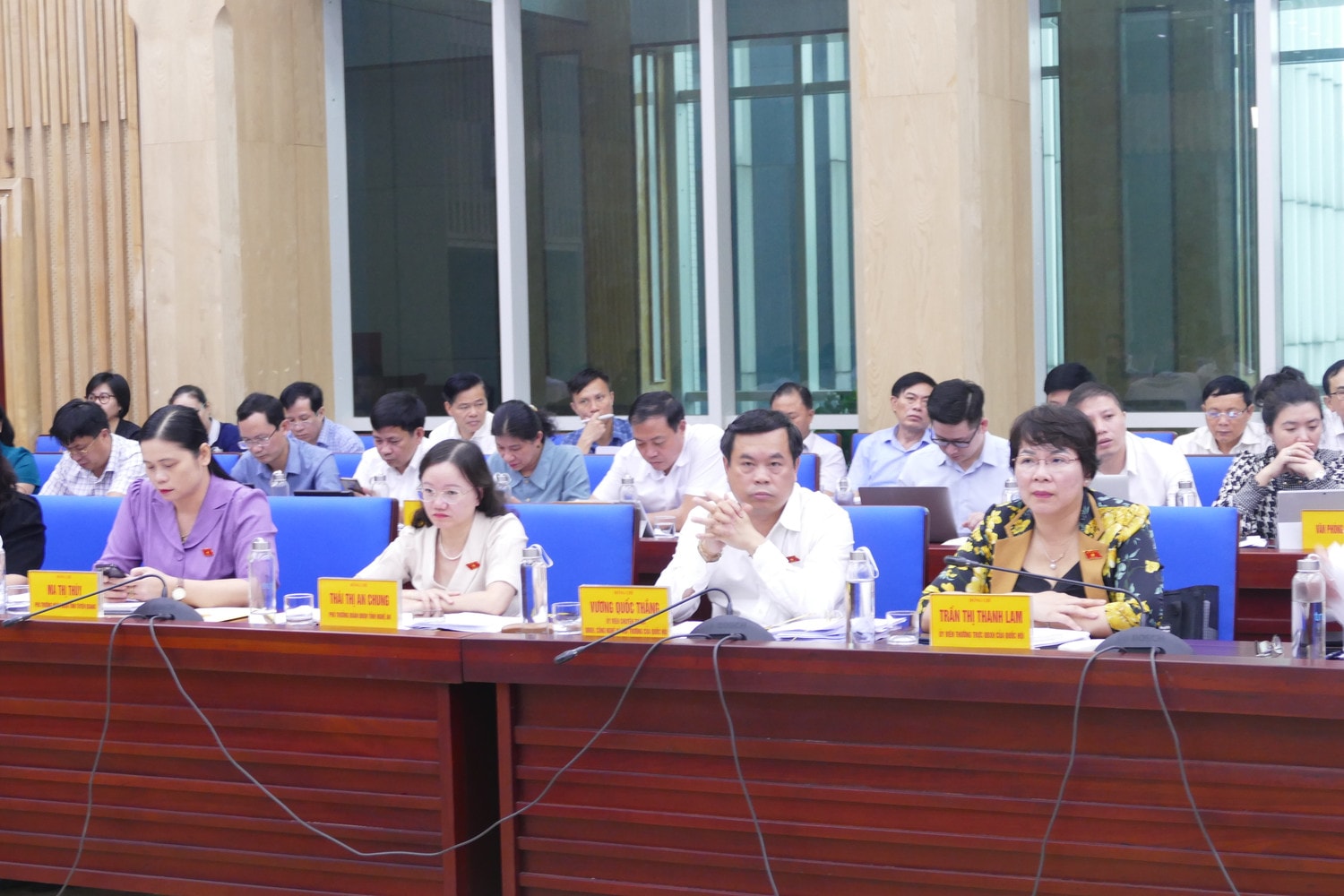 các thành viên Đoàn giám sát - Ảnh H.Ngọc